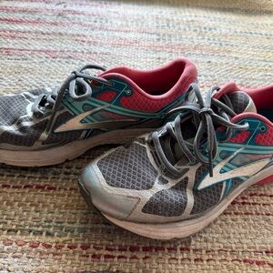 Brooks Gray, pink and Teal Athletic Shoes 9.5 women’s